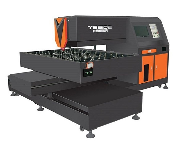 Carton boîte laser appuyant sur la machine à découper